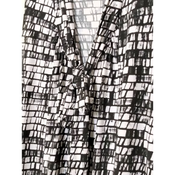 Dots Top Size 2X Black White Patterned Tie Neck Sleeveless Banded Hem - Picture 7 of 11